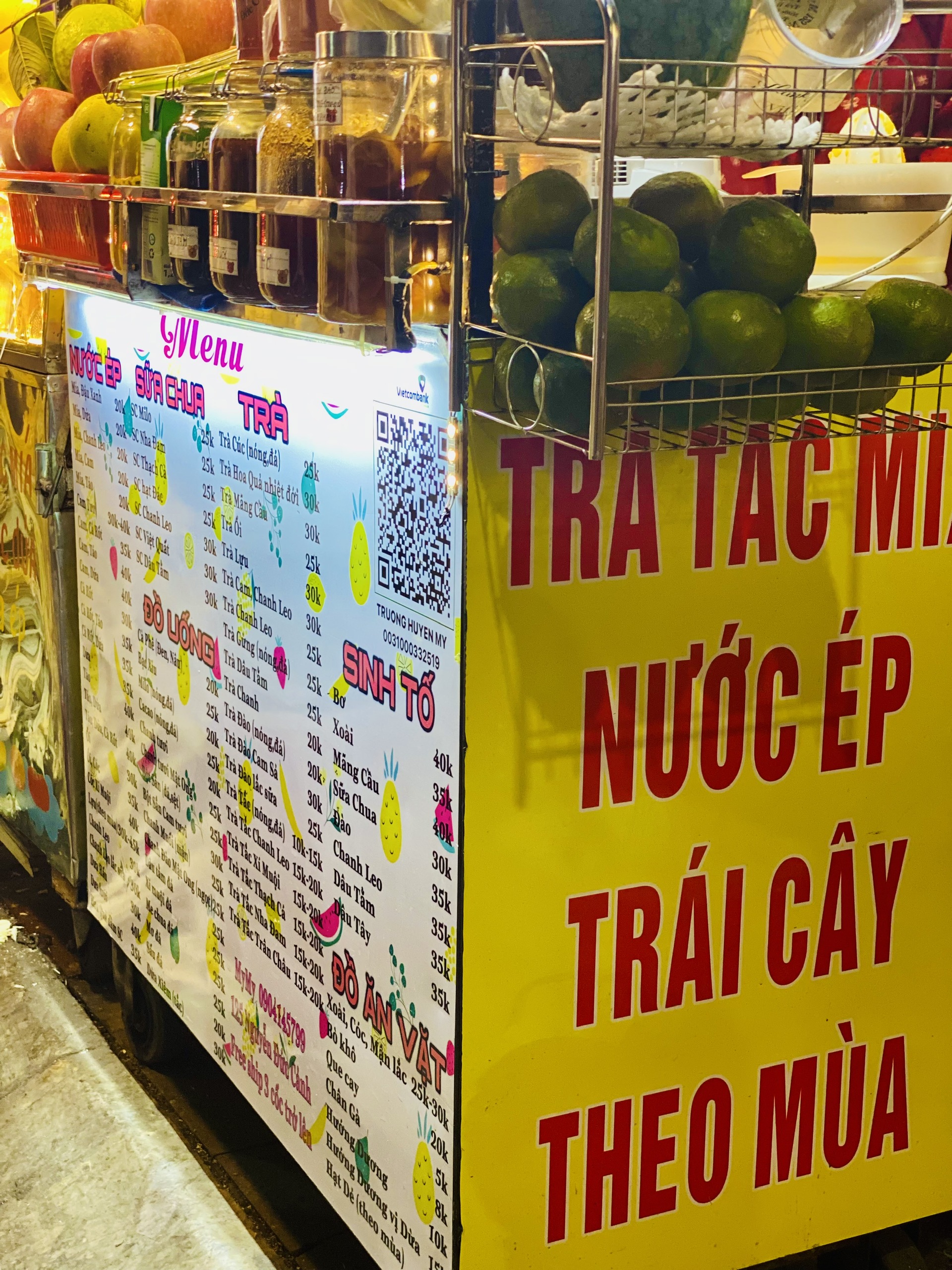 Nước ép hoa quả giá rẻ hút khách mua giải khát dịp đầu hè- Ảnh 6. Nước ép hoa quả giá rẻ hút khách mua giải khát dịp đầu hè- Ảnh 6.