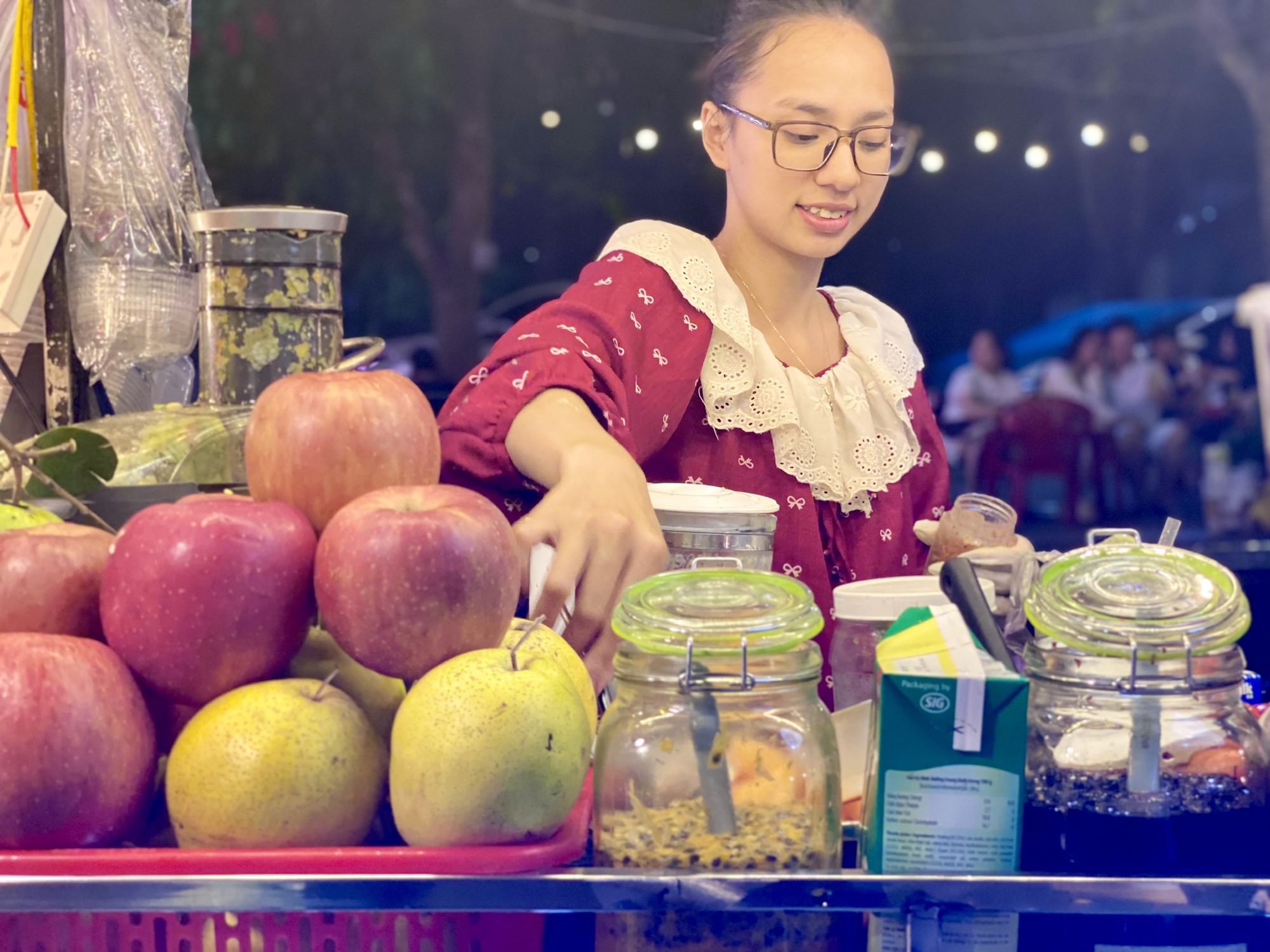Nước ép hoa quả giá rẻ hút khách mua giải khát dịp đầu hè- Ảnh 4. Nước ép hoa quả giá rẻ hút khách mua giải khát dịp đầu hè- Ảnh 4.