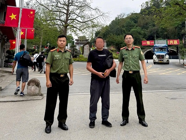 Trục xuất người nước ngoài nhập cảnh Việt Nam giả làm nhà sư hành nghề khất thực- Ảnh 2.