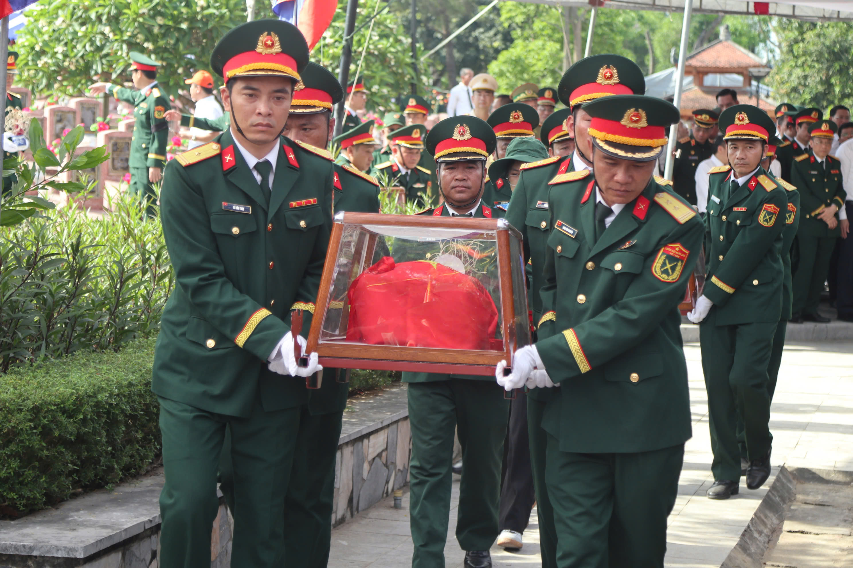 An táng 76 hài cốt liệt sĩ hy sinh trên đất Lào- Ảnh 1.