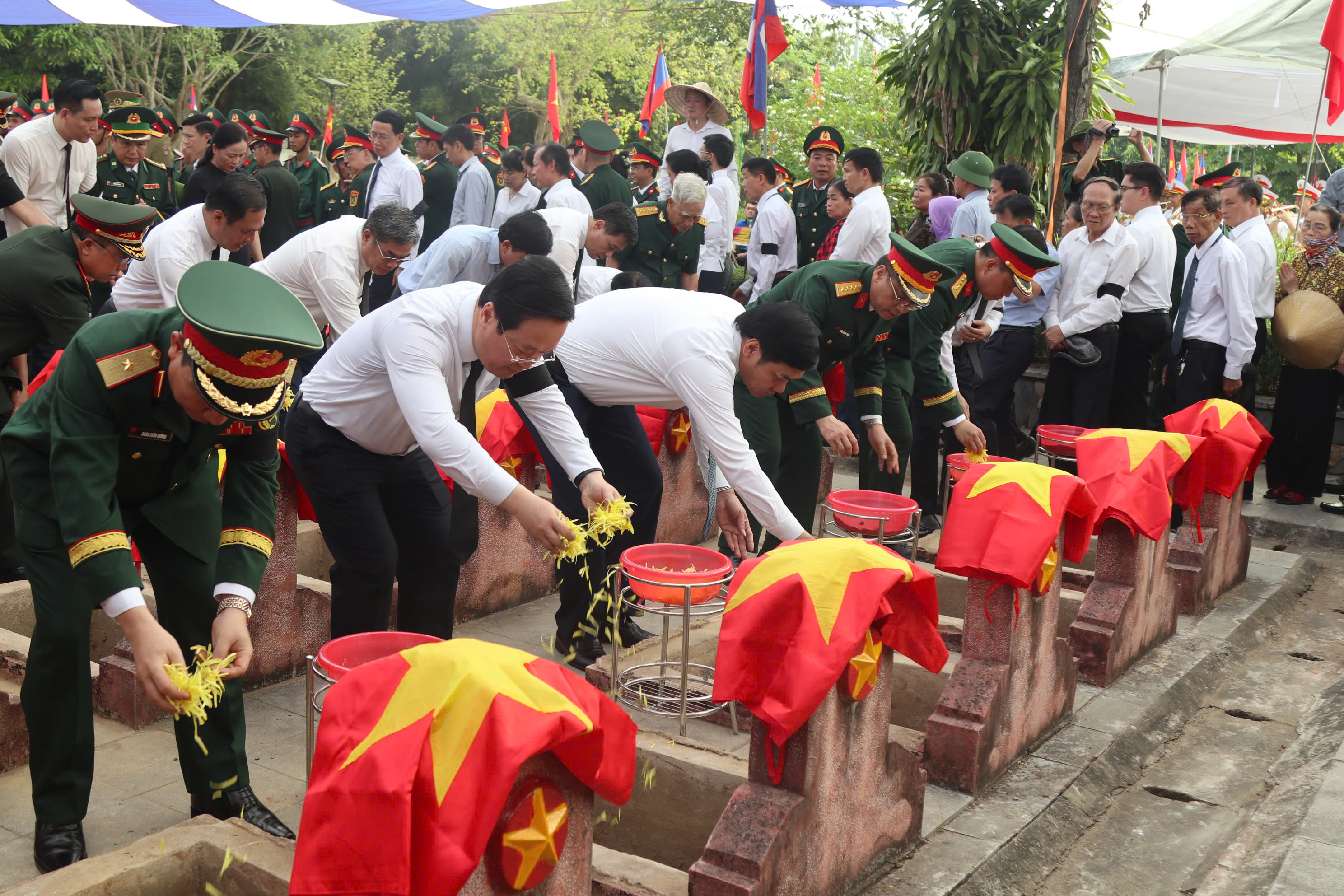 An táng 76 hài cốt liệt sĩ hy sinh trên đất Lào- Ảnh 2.