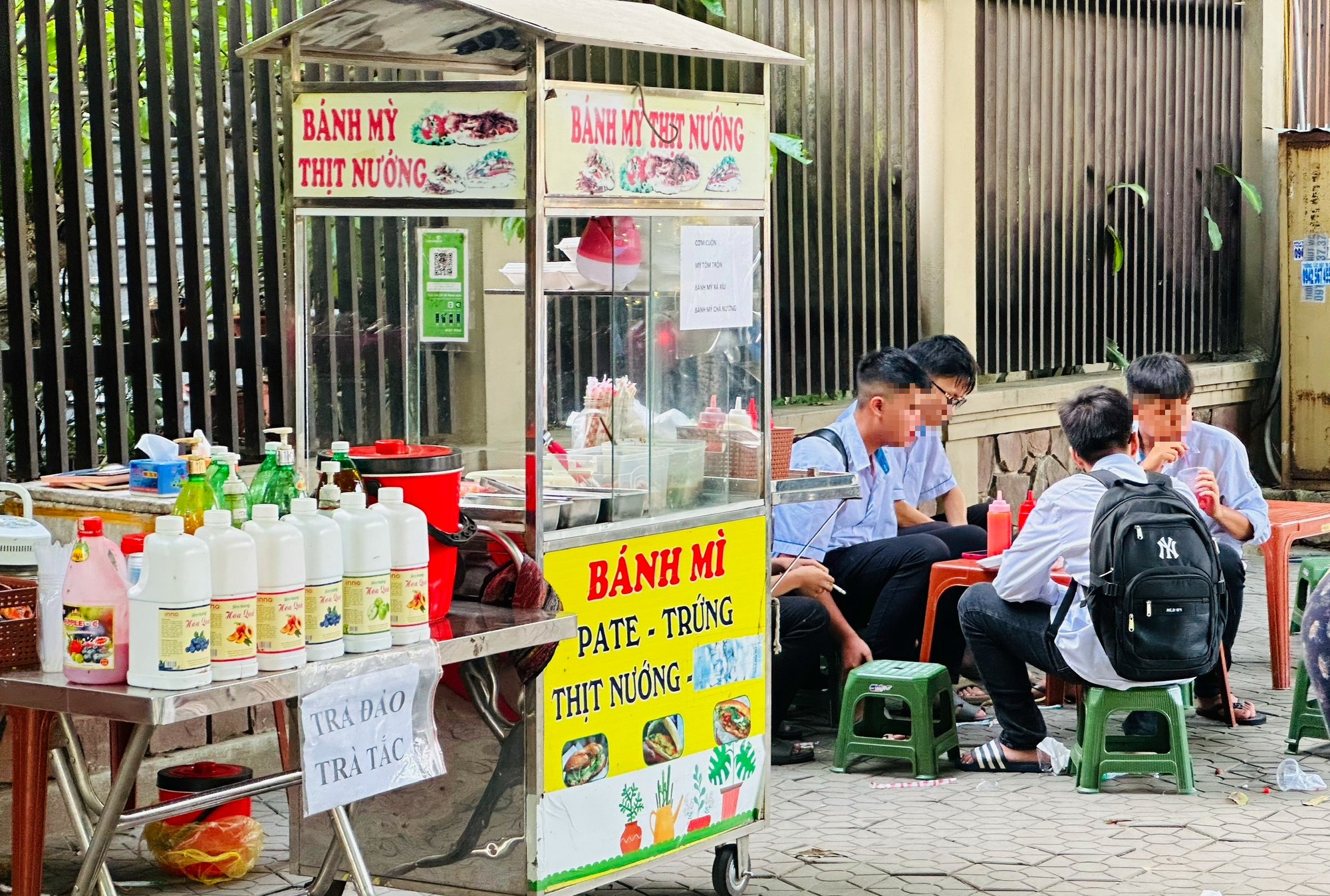Cha mẹ 'chết lặng' khi biết con hút thuốc lá điện tử- Ảnh 1. Cha mẹ 'chết lặng' khi biết con hút thuốc lá điện tử- Ảnh 1.