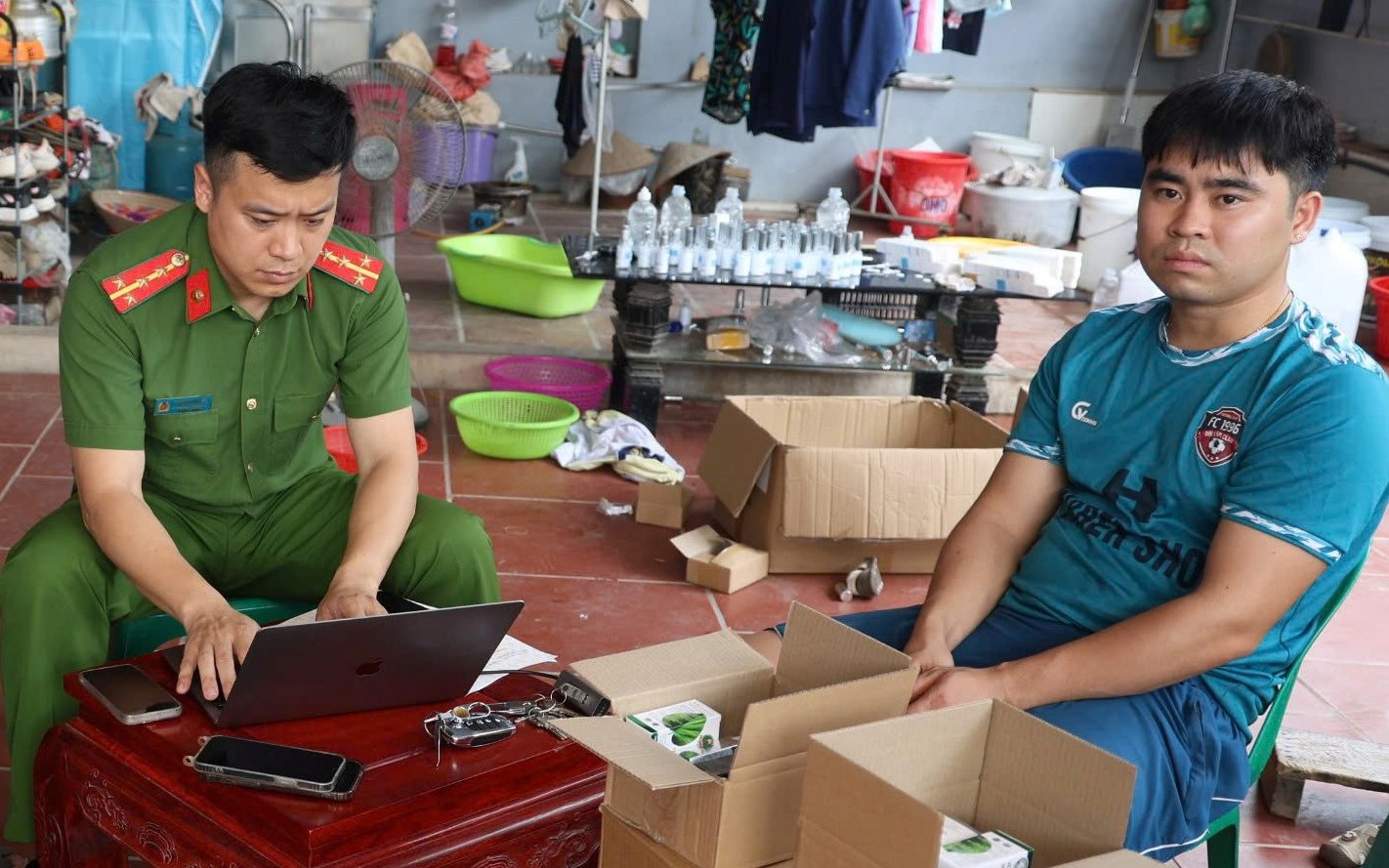 Khởi tố chủ cơ sở sản xuất mỹ phẩm giả đã bán hơn 100.000 đơn hàng trên Shopee, TikTok