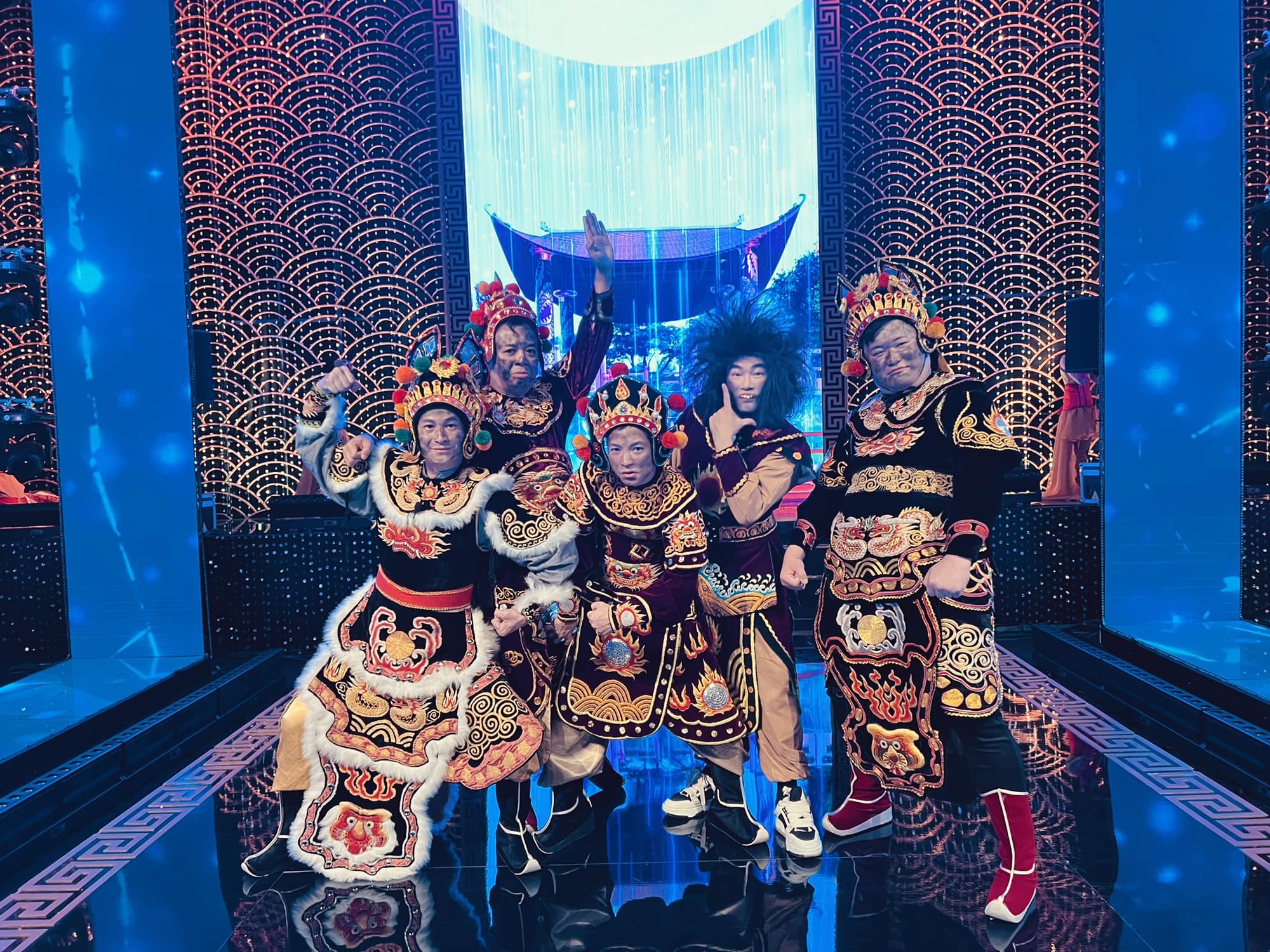Điều ít biết về 'cha đẻ' nhạc phim 'Cha tôi, người ở lại': Xuất thân 'nôi' chèo, từng là 'Thiên Lôi'- Ảnh 9. Điều ít biết về 'cha đẻ' nhạc phim 'Cha tôi, người ở lại': Xuất thân 'nôi' chèo, từng là 'Thiên Lôi'- Ảnh 9.