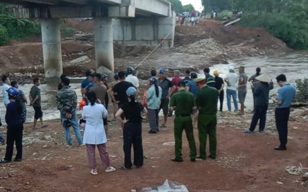Đi tắm suối, 7 học sinh bất ngờ gặp nạn đuối nước