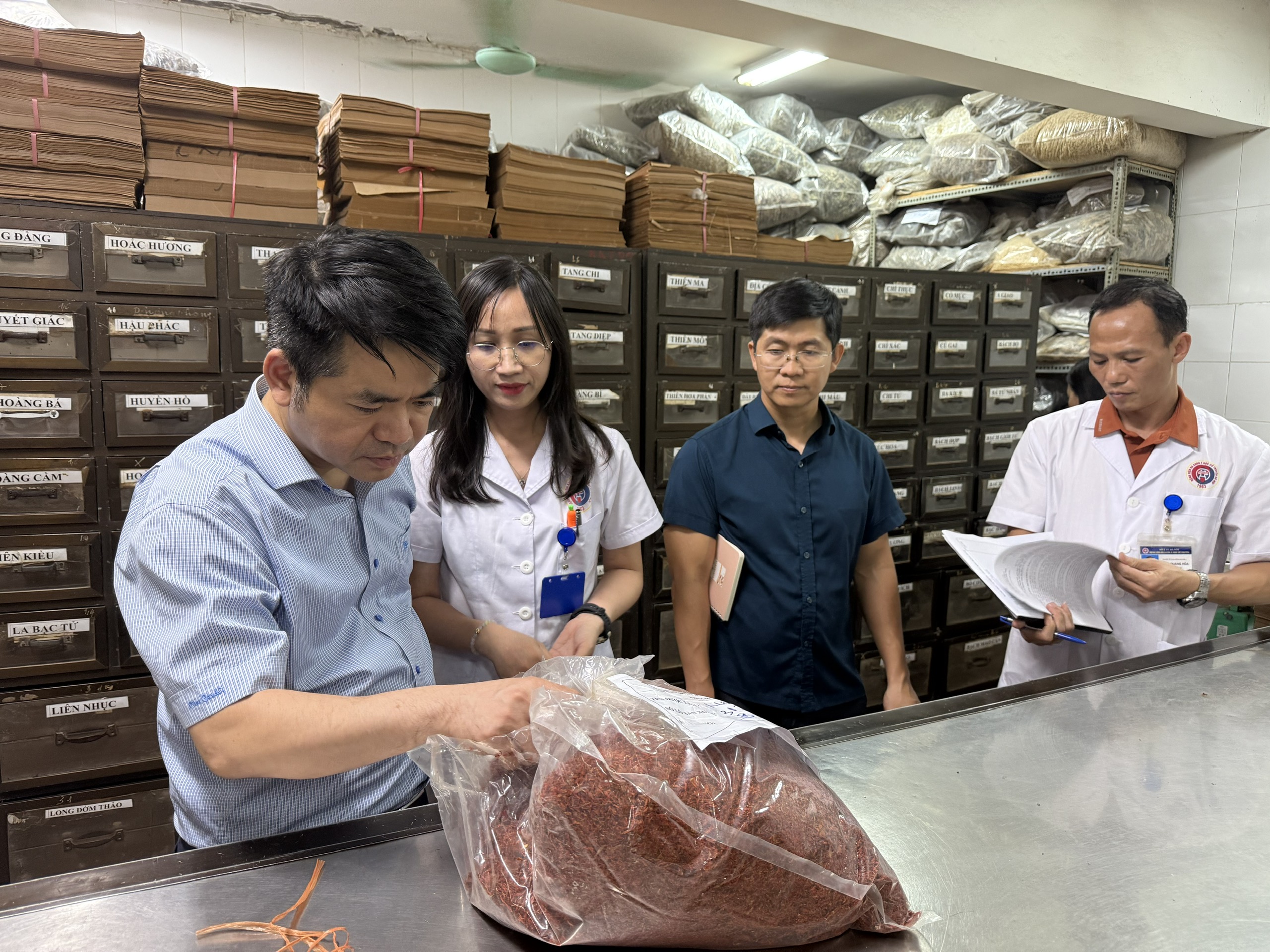 Bộ Y tế: Xử lý nghiêm cơ sở hoạt động không phép, kê đơn, kinh doanh dược liệu, thuốc cổ truyền không rõ nguồn gốc- Ảnh 1.