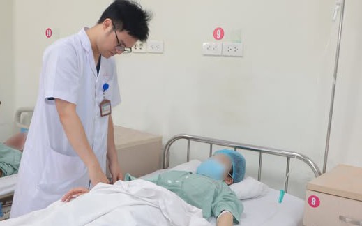 Mang thai cùng 9 khối u xơ, sản phụ vượt cạn thành công với ca mổ kép- Ảnh 3. Sốt, đau dữ dội vùng hố chậu phải, cô gái 26 tuổi bất ngờ được chẩn đoán viêm phúc mạc do ruột thừa vỡ
