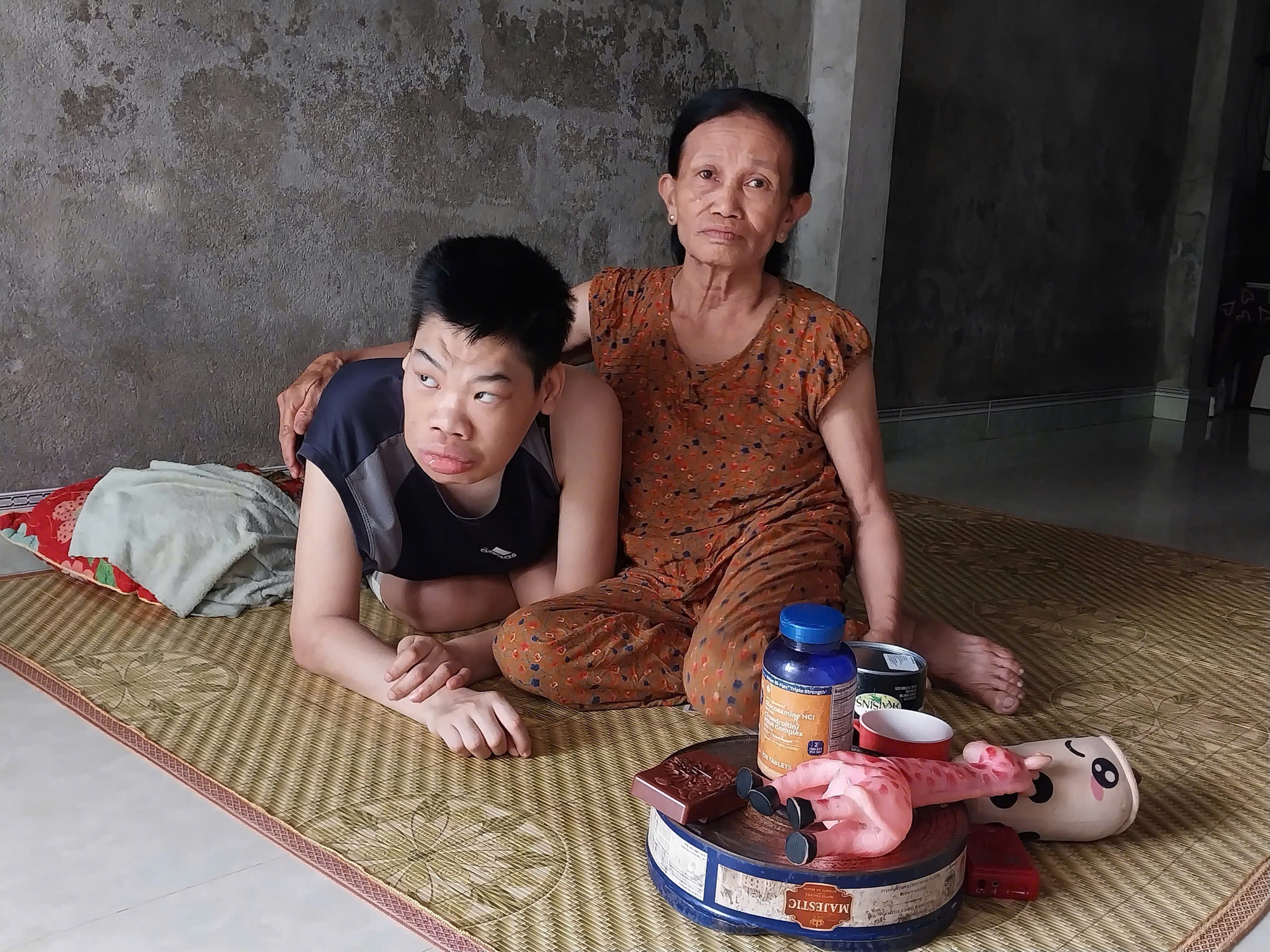 Mẹ già bệnh tật chăm con bại liệt suốt 30 năm- Ảnh 1. Mẹ già bệnh tật chăm con bại liệt suốt 30 năm- Ảnh 1.