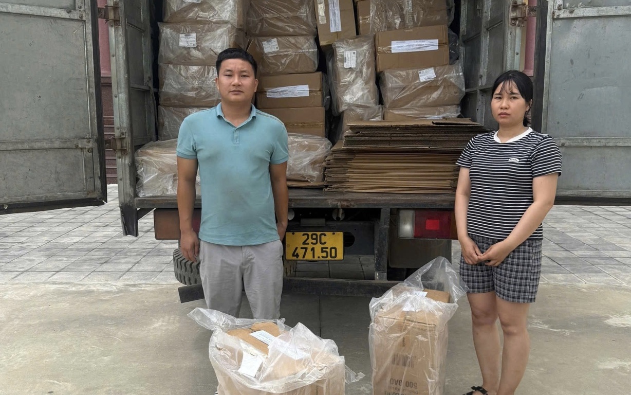Giám đốc cùng chị gái buôn bán hơn 55.000 bao thuốc lá giả trên mạng xã hội
