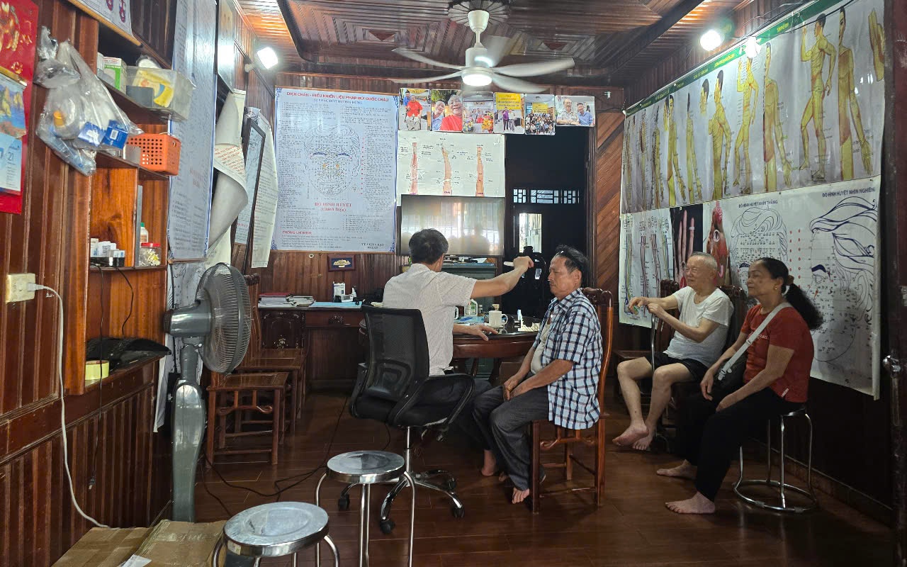 Bị xử phạt nhiều lần, cơ sở 'chữa bệnh bằng nước' ở Hà Nội vẫn quảng cáo rầm rộ- Ảnh 4.