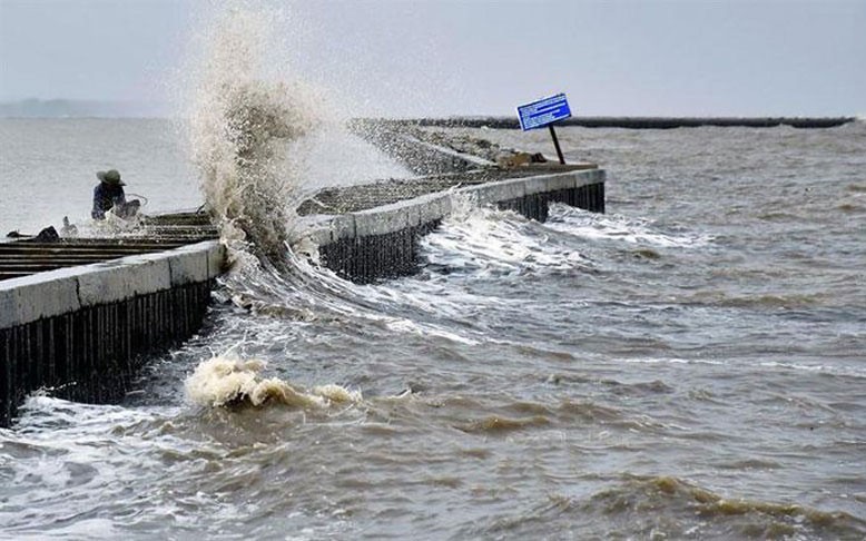 Chuyên gia nói gì về rãnh áp thấp đang hoạt động mạnh trên biển gây mưa lớn?