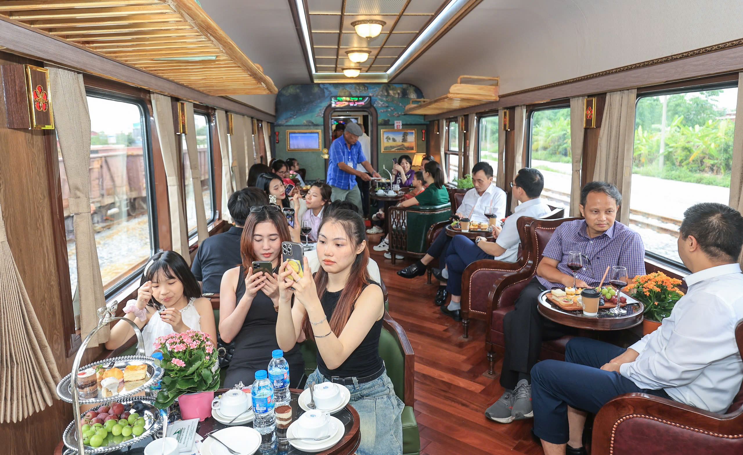 Nhiều ưu đãi hấp dẫn khi đi tàu Hoa Phượng Đỏ tuyến Hà Nội - Hải Phòng dịp hè- Ảnh 1. Nhiều ưu đãi hấp dẫn khi đi tàu Hoa Phượng Đỏ tuyến Hà Nội - Hải Phòng dịp hè- Ảnh 1.