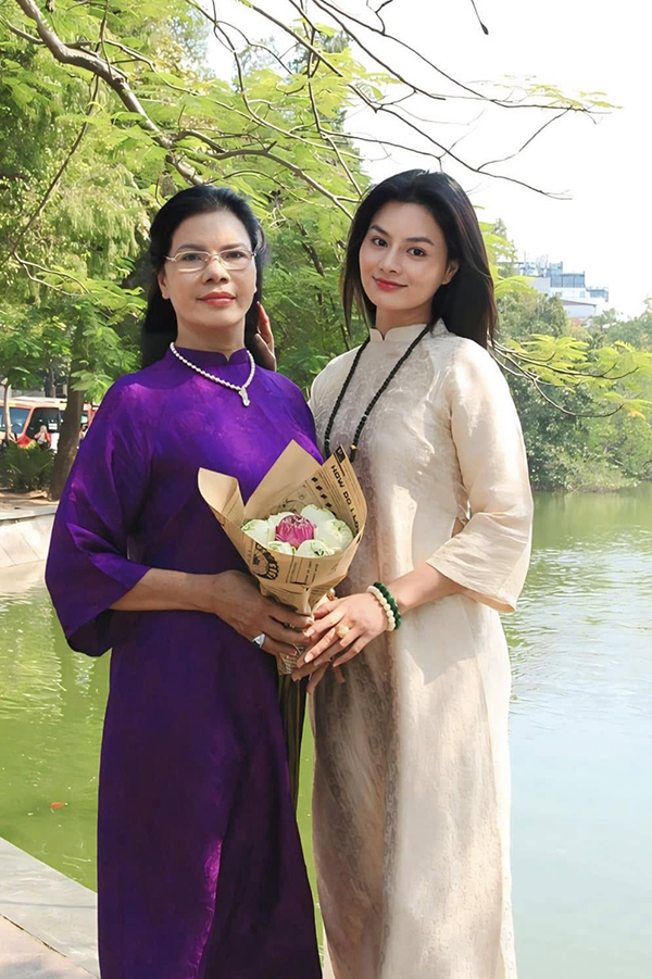 Siêu mẫu quê Nam Định từng đóng phim của Củng Lợi cách đây nhiều năm hiện giờ ra sao?- Ảnh 8. Siêu mẫu quê Nam Định từng đóng phim của Củng Lợi cách đây nhiều năm hiện giờ ra sao?- Ảnh 8.