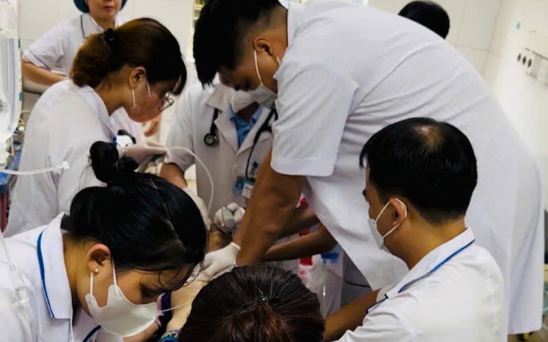 50 phút "nghẹt thở" cứu sống ngoạn mục cụ bà 70 tuổi ngừng tim giữa chợ