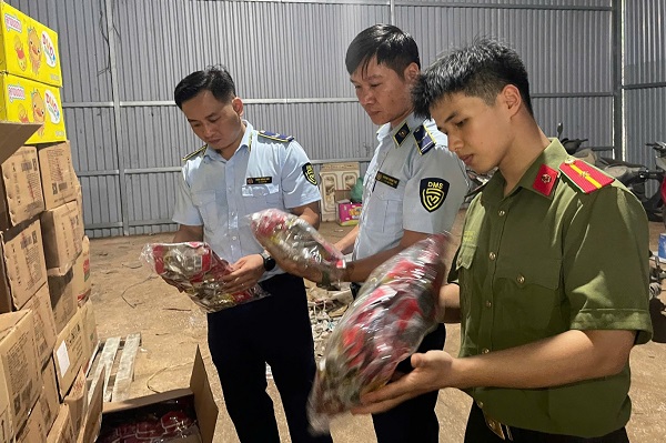 Cao Bằng: Thu giữ trên 5.000 sản phẩm mỹ phẩm không rõ nguồn gốc và thực phẩm nhập lậu- Ảnh 2. Cao Bằng: Thu giữ trên 5.000 sản phẩm mỹ phẩm không rõ nguồn gốc và thực phẩm nhập lậu- Ảnh 2.