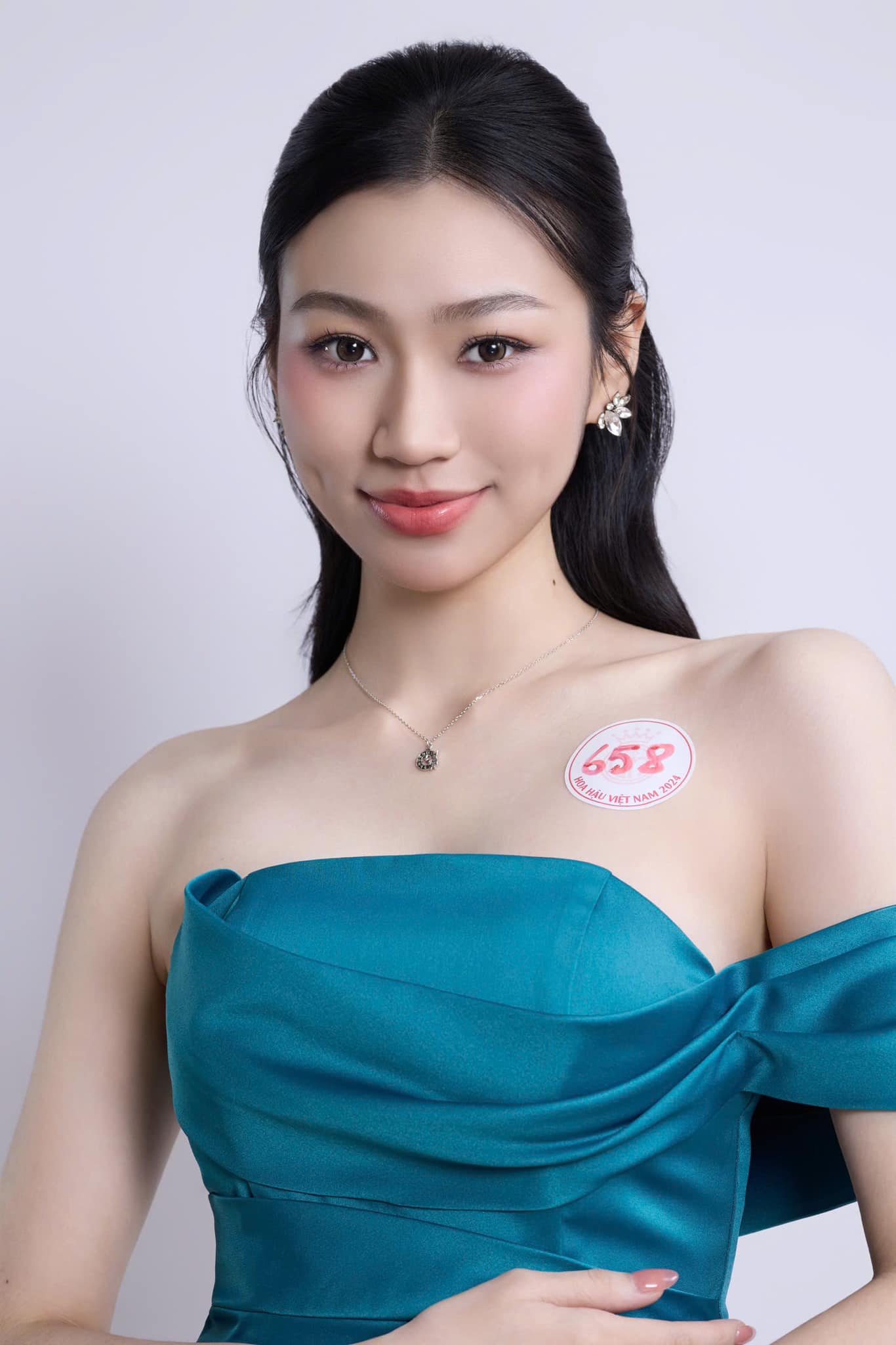 Nữ sinh quê Nghệ An có má lúm đồng tiền duyên dáng đang gây chú ý chung kết Hoa hậu Việt Nam- Ảnh 8. Nữ sinh quê Nghệ An có má lúm đồng tiền duyên dáng đang gây chú ý chung kết Hoa hậu Việt Nam- Ảnh 8.