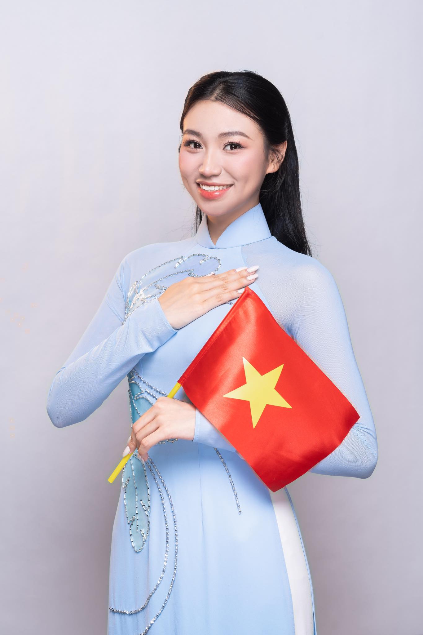 Nữ sinh quê Nghệ An có má lúm đồng tiền duyên dáng đang gây chú ý chung kết Hoa hậu Việt Nam- Ảnh 4. Nữ sinh quê Nghệ An có má lúm đồng tiền duyên dáng đang gây chú ý chung kết Hoa hậu Việt Nam- Ảnh 4.