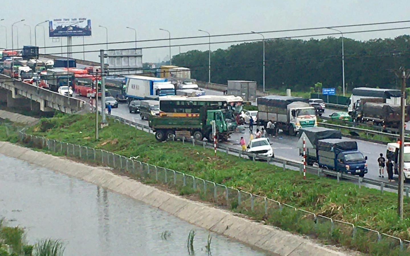 Cao tốc Cao Bồ - Mai Sơn liên tiếp tai nạn, từ va chạm liên hoàn đến lật xe