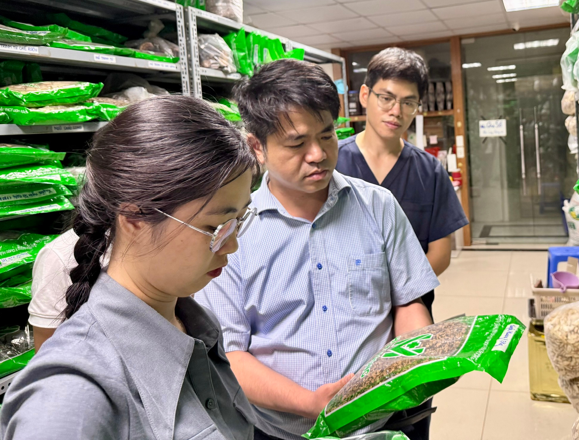 Bộ Y tế lập Tổ công tác cao điểm đấu tranh ngăn chặn, đẩy lùi tội phạm buôn lậu, gian lận thương mại, hàng giả- Ảnh 2. Bộ Y tế lập Tổ công tác cao điểm đấu tranh ngăn chặn, đẩy lùi tội phạm buôn lậu, gian lận thương mại, hàng giả- Ảnh 2.