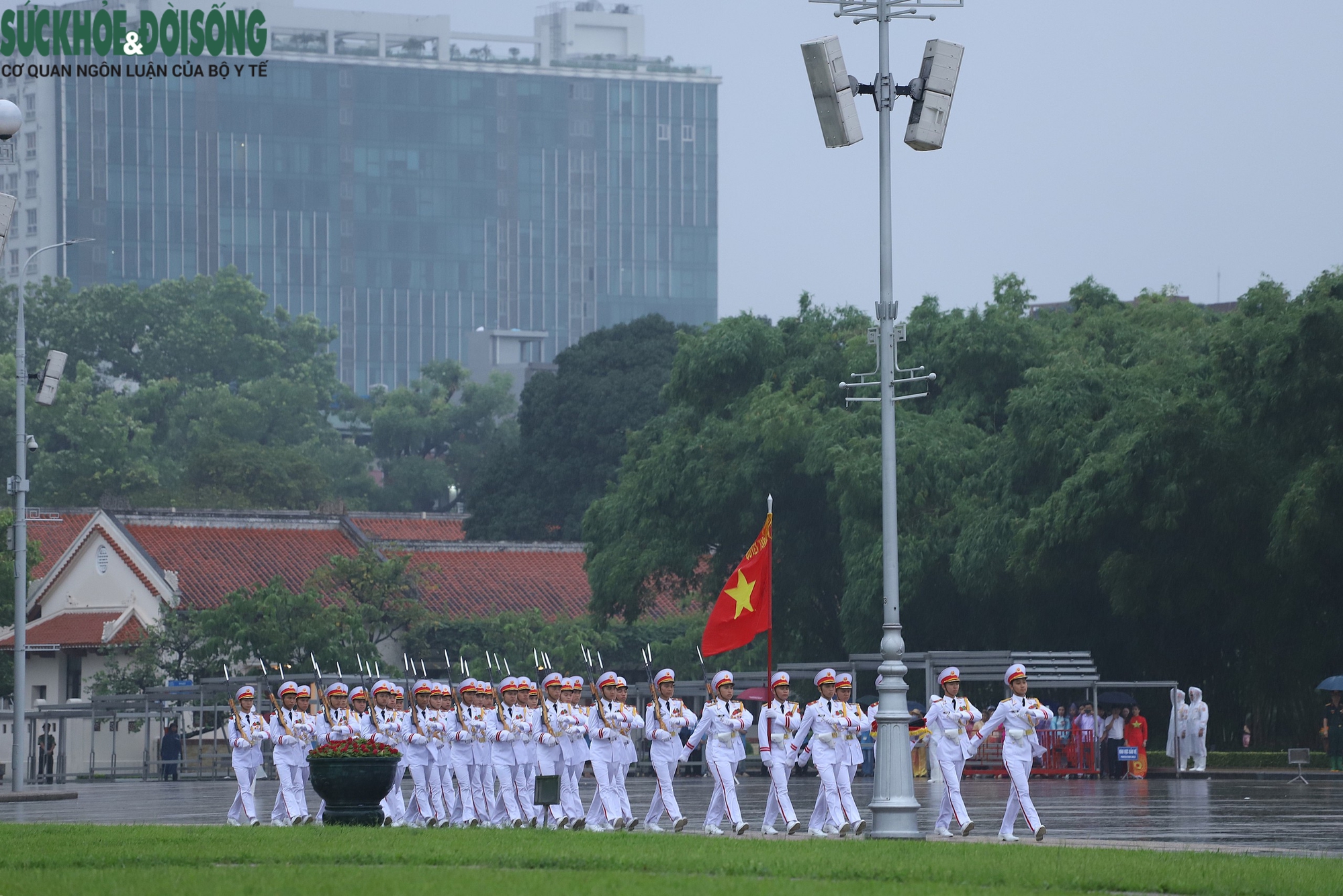 Trang nghiêm Lễ thượng cờ rủ Quốc tang nguyên Chủ tịch nước Trần Đức Lương- Ảnh 2. Trang nghiêm Lễ thượng cờ rủ Quốc tang nguyên Chủ tịch nước Trần Đức Lương- Ảnh 2.