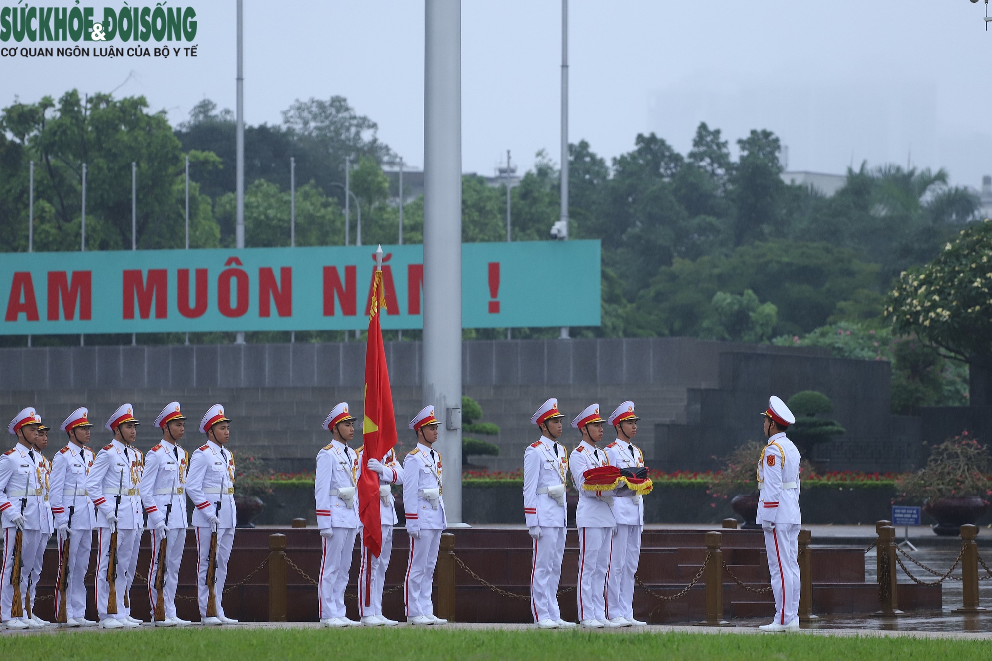 Trang nghiêm Lễ thượng cờ rủ Quốc tang nguyên Chủ tịch nước Trần Đức Lương- Ảnh 3. Trang nghiêm Lễ thượng cờ rủ Quốc tang nguyên Chủ tịch nước Trần Đức Lương- Ảnh 3.