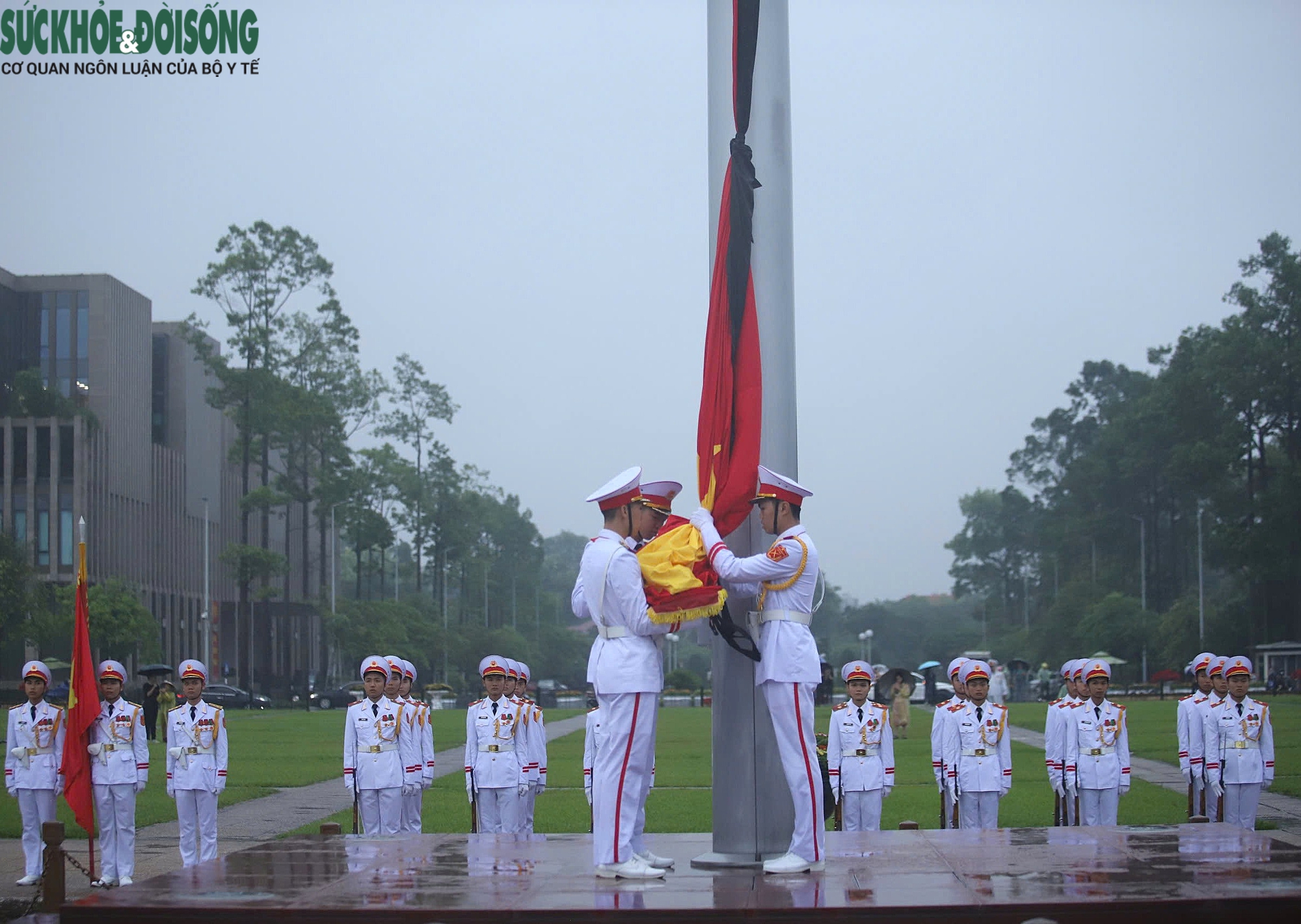Trang nghiêm Lễ thượng cờ rủ Quốc tang nguyên Chủ tịch nước Trần Đức Lương- Ảnh 4. Trang nghiêm Lễ thượng cờ rủ Quốc tang nguyên Chủ tịch nước Trần Đức Lương- Ảnh 4.
