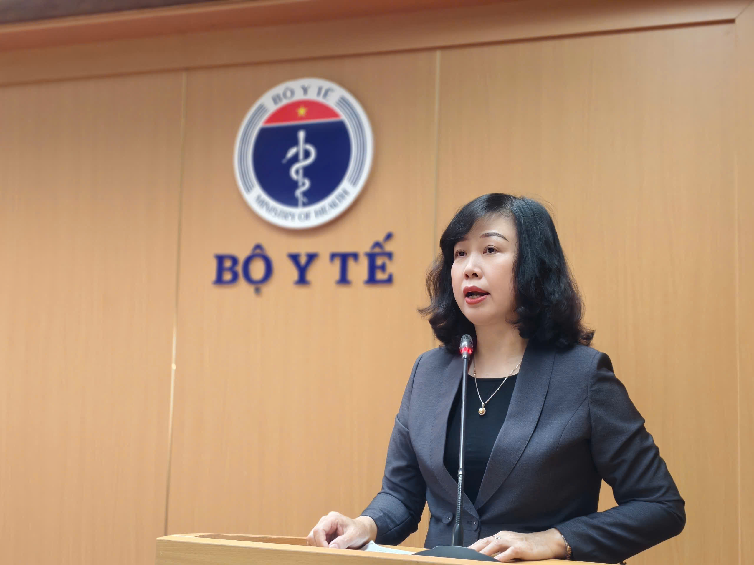 Bộ trưởng Đào Hồng Lan: Xử lý hàng giả trong lĩnh vực y tế phải đấu tranh quyết liệt, nghiêm khắc, không có vùng cấm- Ảnh 2. Bộ trưởng Đào Hồng Lan: Xử lý hàng giả trong lĩnh vực y tế phải đấu tranh quyết liệt, nghiêm khắc, không có vùng cấm- Ảnh 2.