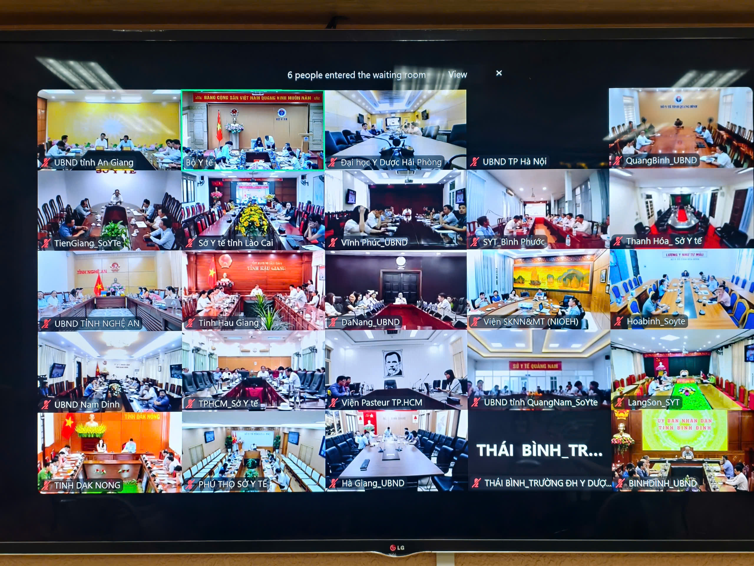 Bộ trưởng Đào Hồng Lan: Xử lý hàng giả trong lĩnh vực y tế phải đấu tranh quyết liệt, nghiêm khắc, không có vùng cấm- Ảnh 4. Bộ trưởng Đào Hồng Lan: Xử lý hàng giả trong lĩnh vực y tế phải đấu tranh quyết liệt, nghiêm khắc, không có vùng cấm- Ảnh 4.