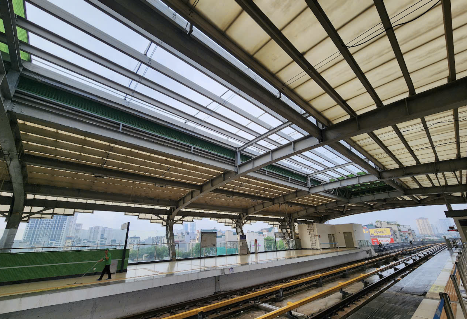 Nhà ga tàu Cát Linh - Hà Đông thủng mái, nước chảy lênh láng ra sàn khi mưa lớn- Ảnh 2. Nhà ga tàu Cát Linh - Hà Đông thủng mái, nước chảy lênh láng ra sàn khi mưa lớn- Ảnh 2.