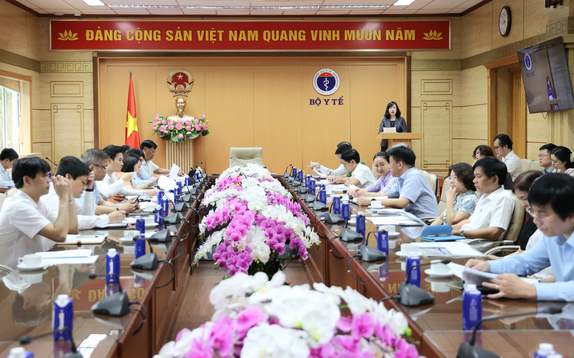 Bộ trưởng Đào Hồng Lan: Xử lý hàng giả trong lĩnh vực y tế phải đấu tranh quyết liệt, nghiêm khắc, không có vùng cấm- Ảnh 1. Bộ Y tế lập Tổ công tác cao điểm đấu tranh ngăn chặn, đẩy lùi tội phạm buôn lậu, gian lận thương mại, hàng giả