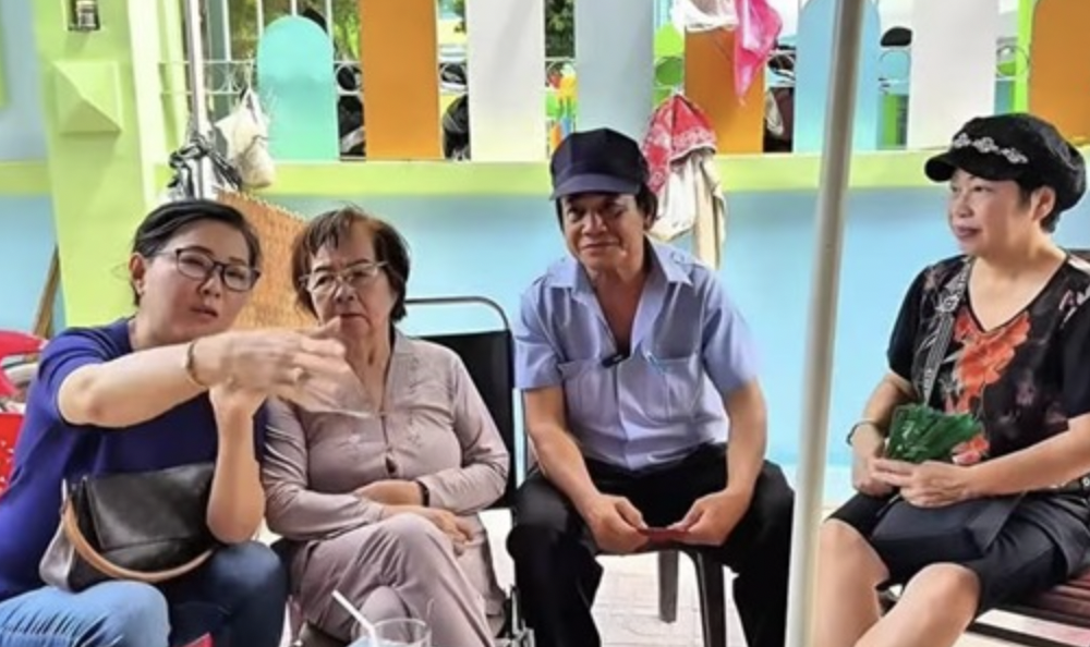 Gặp gỡ nam nghệ sĩ 'Nghêu sò ốc hến' ở tuổi xế chiều: Không nhà cửa, lương 5 triệu dù làm 16 tiếng/ngày- Ảnh 3. Gặp gỡ nam nghệ sĩ 'Nghêu sò ốc hến' ở tuổi xế chiều: Không nhà cửa, lương 5 triệu dù làm 16 tiếng/ngày- Ảnh 3.