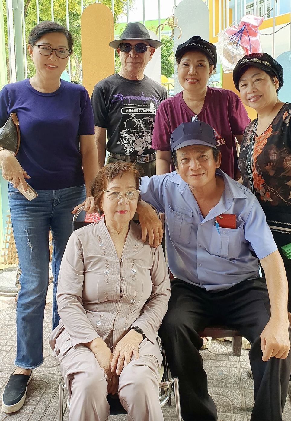 Gặp gỡ nam nghệ sĩ 'Nghêu sò ốc hến' ở tuổi xế chiều: Không nhà cửa, lương 5 triệu dù làm 16 tiếng/ngày- Ảnh 4. Gặp gỡ nam nghệ sĩ 'Nghêu sò ốc hến' ở tuổi xế chiều: Không nhà cửa, lương 5 triệu dù làm 16 tiếng/ngày- Ảnh 4.