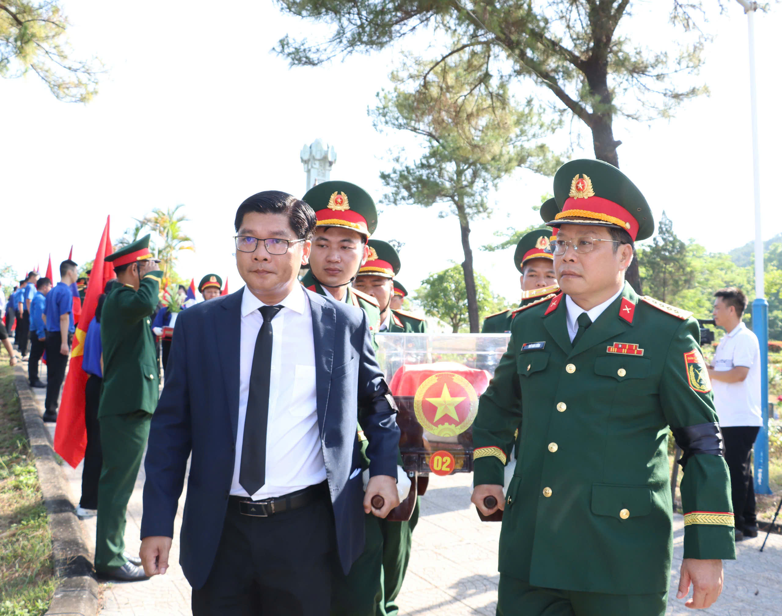 Xúc động lễ truy điệu, an táng hài cốt liệt sĩ hy sinh tại Lào- Ảnh 2. Xúc động lễ truy điệu, an táng hài cốt liệt sĩ hy sinh tại Lào- Ảnh 2.