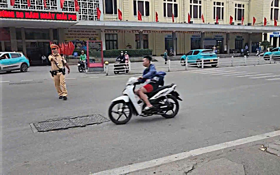 Khởi tố thanh niên lạng lách theo đoàn khách quốc tế, đâm xe vào Công an