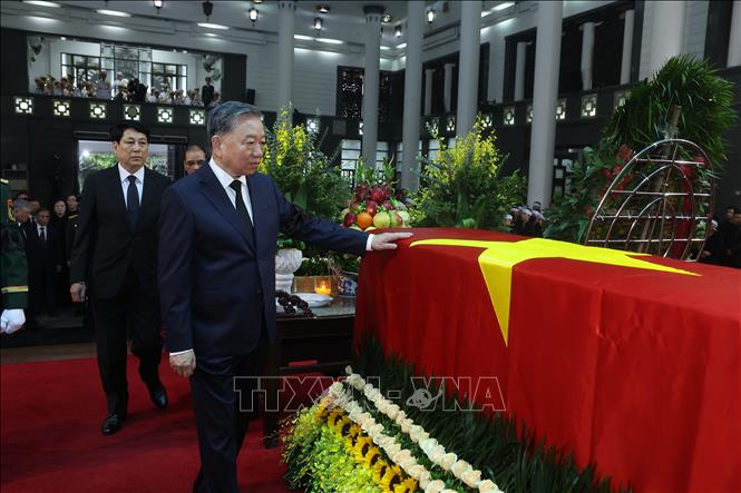 Đoàn Ban chấp hành Trung ương Đảng viếng nguyên Chủ tịch nước Trần Đức Lương- Ảnh 5. Đoàn Ban chấp hành Trung ương Đảng viếng nguyên Chủ tịch nước Trần Đức Lương- Ảnh 5.