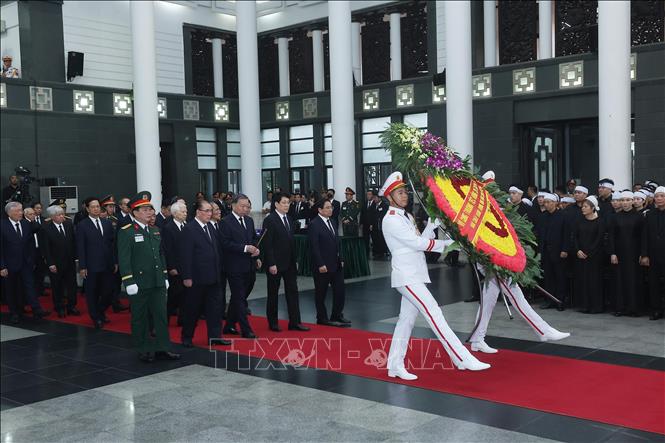 Đoàn Ban chấp hành Trung ương Đảng viếng nguyên Chủ tịch nước Trần Đức Lương- Ảnh 1. Đoàn Ban chấp hành Trung ương Đảng viếng nguyên Chủ tịch nước Trần Đức Lương- Ảnh 1.