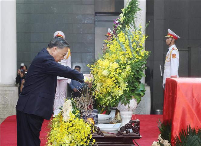 Đoàn Ban chấp hành Trung ương Đảng viếng nguyên Chủ tịch nước Trần Đức Lương- Ảnh 2. Đoàn Ban chấp hành Trung ương Đảng viếng nguyên Chủ tịch nước Trần Đức Lương- Ảnh 2.