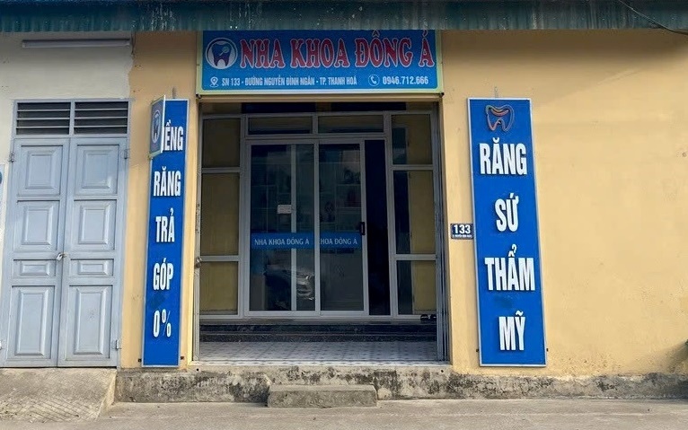Thanh Hóa xử phạt hàng loạt cơ sở nha khoa hoạt động ‘chui’
- Ảnh 3. Cung cấp dịch vụ khám chữa bệnh không được cấp phép, Nha khoa Đông Á Thanh Hoá bị phạt 45 triệu đồng