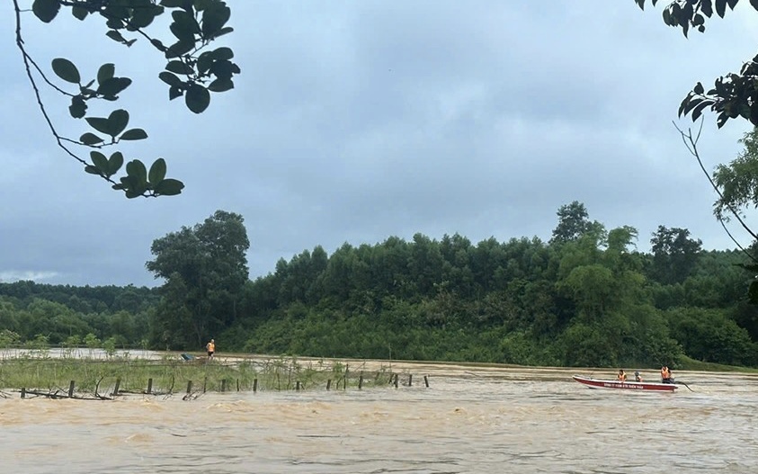 Cứu người đàn ông bị nước lũ cô lập