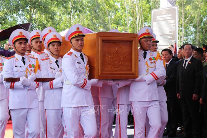 Lễ an táng nguyên Chủ tịch nước Trần Đức Lương tại Quảng Ngãi- Ảnh 2. Lễ an táng nguyên Chủ tịch nước Trần Đức Lương tại Quảng Ngãi- Ảnh 2.