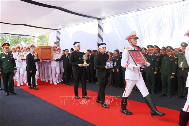 Lễ an táng nguyên Chủ tịch nước Trần Đức Lương tại Quảng Ngãi- Ảnh 3. Lễ an táng nguyên Chủ tịch nước Trần Đức Lương tại Quảng Ngãi- Ảnh 3.