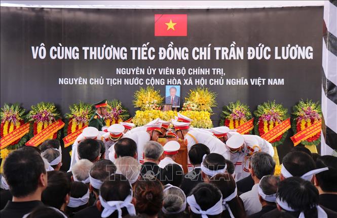 Lễ an táng nguyên Chủ tịch nước Trần Đức Lương tại Quảng Ngãi- Ảnh 5. Lễ an táng nguyên Chủ tịch nước Trần Đức Lương tại Quảng Ngãi- Ảnh 5.