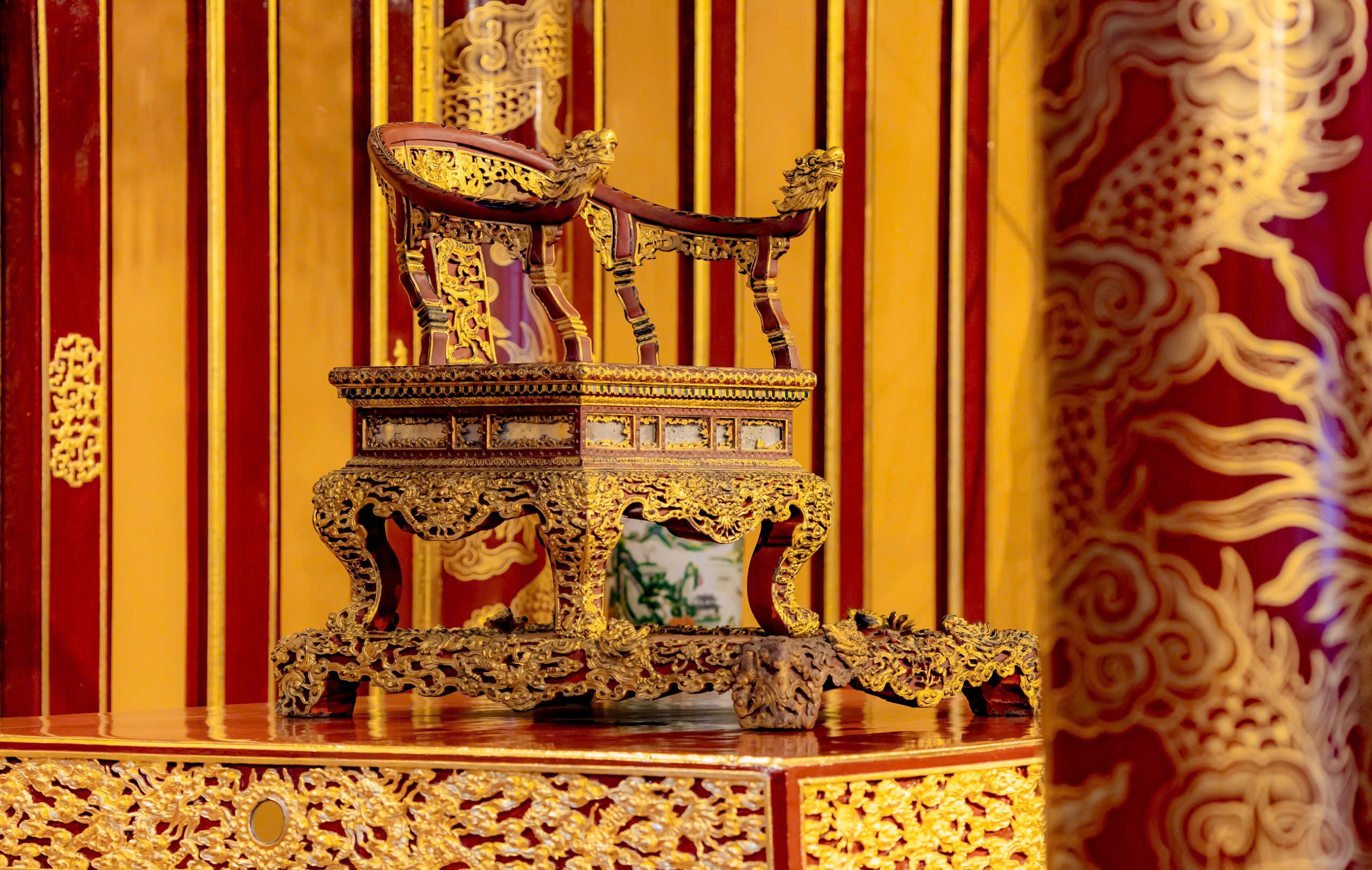 Cận cảnh ngai vua triều Nguyễn trong điện Thái Hòa trước khi bị kẻ 'loạn thần' phá hỏng- Ảnh 4. Cận cảnh ngai vua triều Nguyễn trong điện Thái Hòa trước khi bị kẻ 'loạn thần' phá hỏng- Ảnh 4.