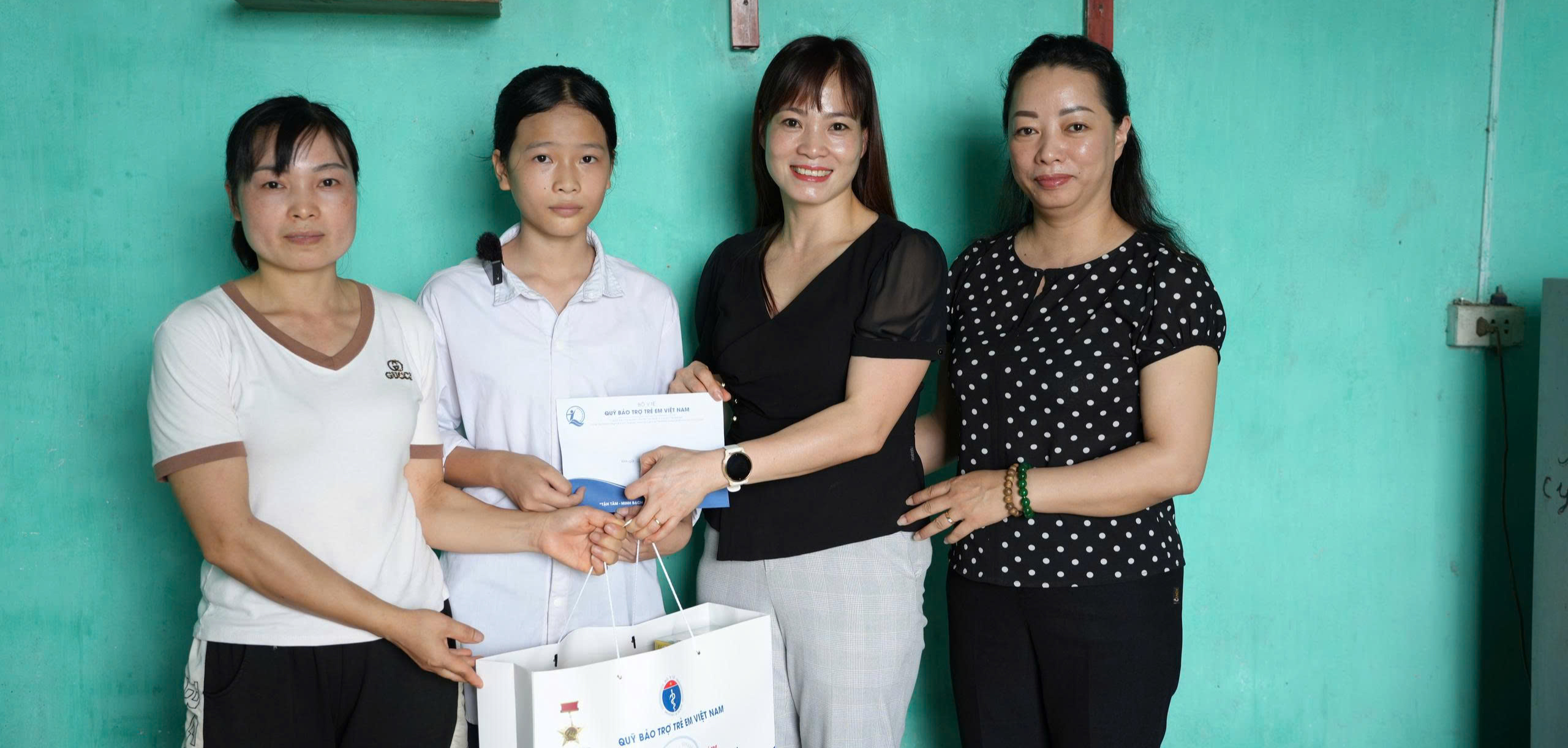Trao học bổng, thăm hỏi, tặng quà cho hàng nghìn trẻ em có hoàn cảnh khó khăn- Ảnh 1. Trao học bổng, thăm hỏi, tặng quà cho hàng nghìn trẻ em có hoàn cảnh khó khăn- Ảnh 1.