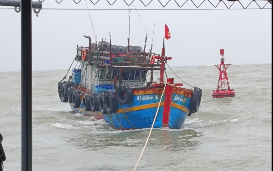 Tàu cá gặp nạn khi di chuyển tránh thời tiết xấu