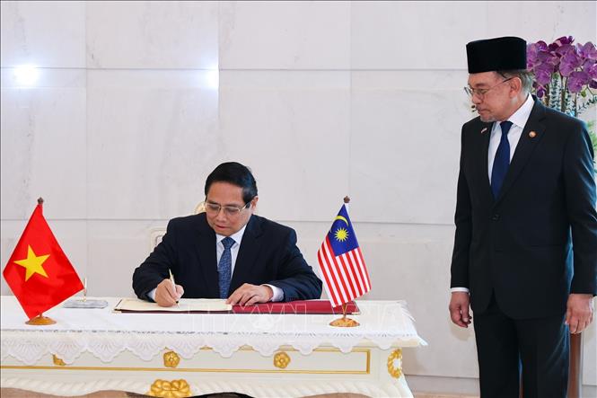 Thủ tướng Phạm Minh Chính hội đàm với Thủ tướng Malaysia Anwar Ibrahim- Ảnh 3. Thủ tướng Phạm Minh Chính hội đàm với Thủ tướng Malaysia Anwar Ibrahim- Ảnh 3.