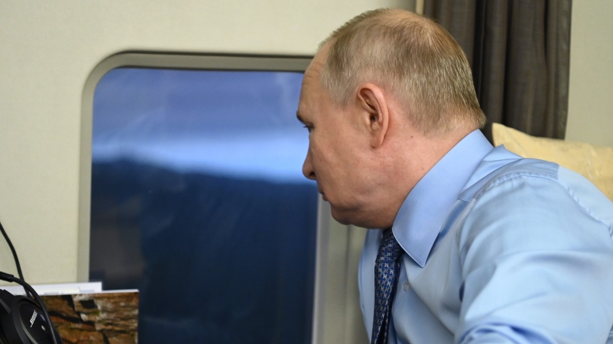 RT: Trực thăng của Tổng thống Putin mắc kẹt trong đàn UAV của Ukraine- Ảnh 1. RT: Trực thăng của Tổng thống Putin mắc kẹt trong đàn UAV của Ukraine- Ảnh 1.