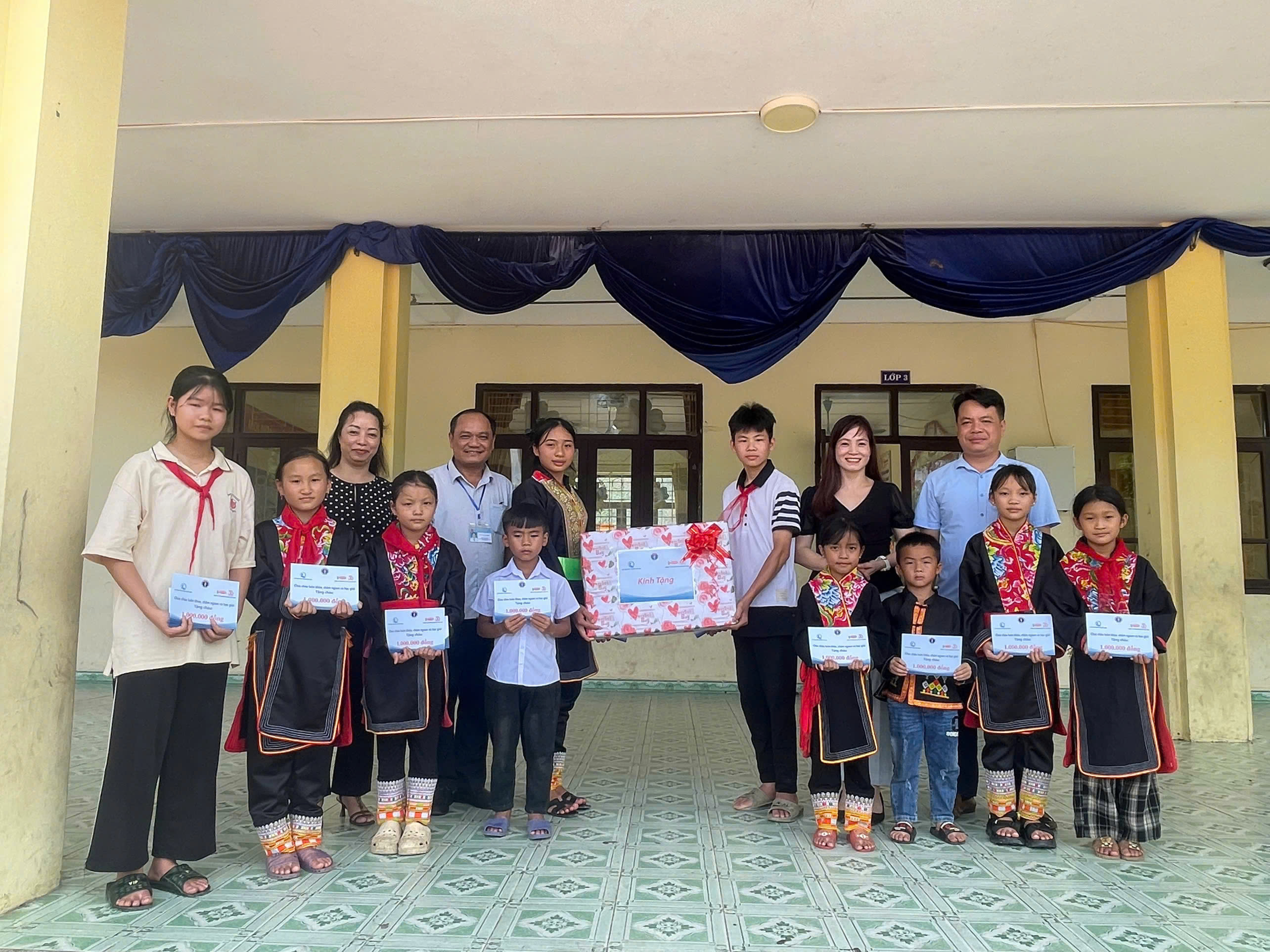 Trao học bổng, thăm hỏi, tặng quà cho hàng nghìn trẻ em có hoàn cảnh khó khăn- Ảnh 3. Trao học bổng, thăm hỏi, tặng quà cho hàng nghìn trẻ em có hoàn cảnh khó khăn- Ảnh 3.