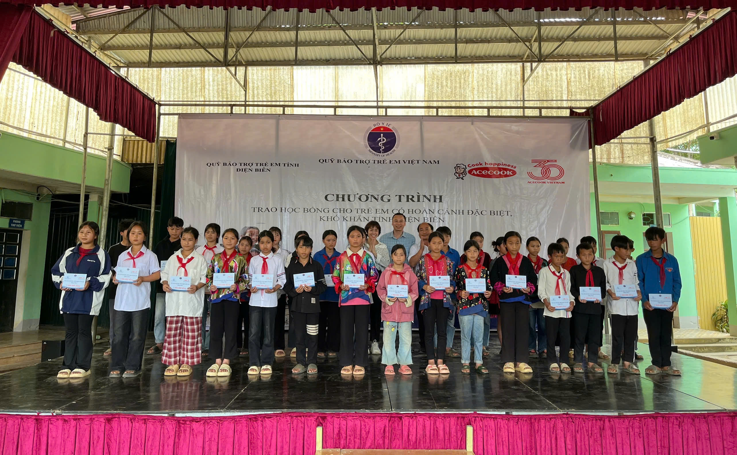 Trao học bổng, thăm hỏi, tặng quà cho hàng nghìn trẻ em có hoàn cảnh khó khăn- Ảnh 2. Trao học bổng, thăm hỏi, tặng quà cho hàng nghìn trẻ em có hoàn cảnh khó khăn- Ảnh 2.