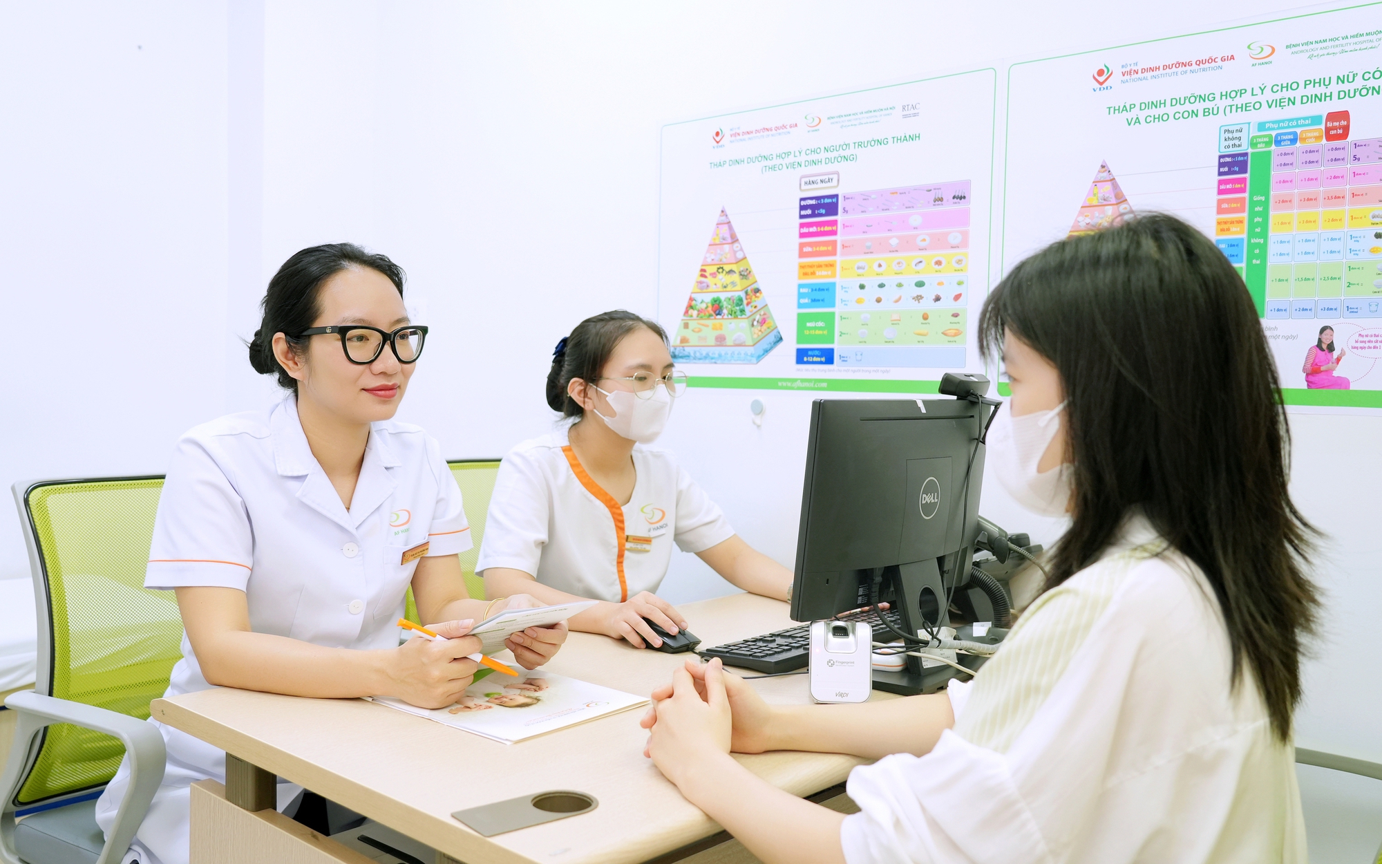 Đề xuất bảng lương riêng đặc thù cho ngành y tế, thu hút nhân lực làm việc tại tuyến cơ sở, dự phòng - Ảnh 1.